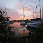 Zachód słońca nad jeziorem wraz z łódkami